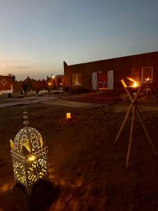 una vista notturna di un edificio con aorah e una stella di Bivouac Erg Chegaga Nomademoi a El Gouera