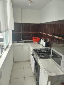 Η κουζίνα ή μικρή κουζίνα στο Departamento Acogedor Céntrico en Huanchaco3B +3 φωτογραφίες