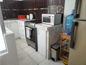 Η κουζίνα ή μικρή κουζίνα στο Departamento Acogedor Céntrico en Huanchaco3B
