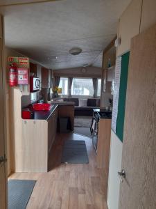 Η κουζίνα ή μικρή κουζίνα στο Towyn 24 Golden Gate Rentals +11 φωτογραφίες