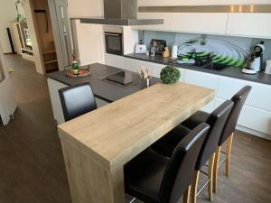 Kuchyň nebo kuchyňský kout v ubytování Ferienwohnung LOFT- direkt am Falderndelft - nähe Innenstadt