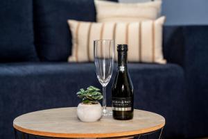 a bottle of wine and a wine glass on a table at Moderne Maisonette Wohnung im Flüsseviertel in Bremen