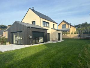 a house with a black roof and a yard at IDEAL - Villa, jaccuzi & jardin privé - 1 à 11 personnes - proche plage & bourg in Saint-Lunaire