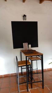 リオ・セバージョスにあるAires Verdesのデスク(椅子2脚付)、壁にコンピュータモニターが備わります。