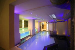 Bazén v ubytování Hotel Columbia Wellness & Spa nebo v jeho okolí
