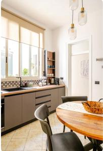 Η κουζίνα ή μικρή κουζίνα στο Amarea Casa Vacanze