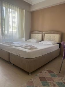 a large bed in a bedroom with a window at SAFRANGOLD PANSİYON in Safranbolu