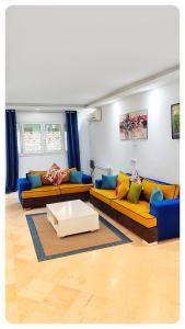 a living room with couches and a coffee table at Appartement à La Marsa in Tunis
