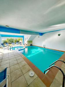Bazén v ubytování WhiteBlue Spa Villa, By IdealStay Experience nebo v jeho okolí