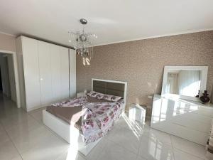 ティラナにあるAlma Guestのリビングルーム(ベッド1台、シャンデリア付)