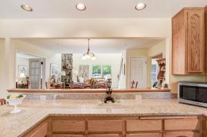 eine Küche mit einem Waschbecken und einem großen Spiegel in der Unterkunft Downtown Splendor in Napa + 21 Fotos