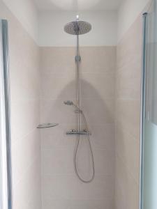 una ducha con cabezal de ducha en un baño en Studio confort proche de la mer sur la côte d'Emeraude - Le Minihic sur Rance, en Le Minihic-sur-Rance