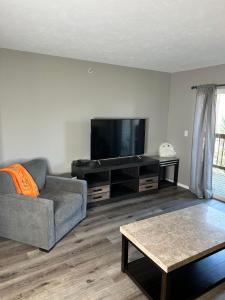 Una sala de estar con un sofá y un televisor de pantalla plana. en Two condos-side by side-arcade games-8 beds, en Branson 47 fotos más