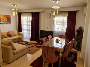 Posezení v ubytování Madinty amazing view 2 rooms fully air-conditioned apartment at Madinty city for families only مدينتي