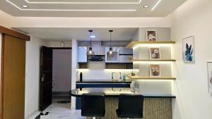 Η κουζίνα ή μικρή κουζίνα στο Luxury Apartment in Thiruvanthapuram City