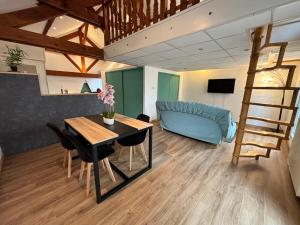 Ruang duduk di Mini-Loft, terrasse 24m2, Internet Haut-débit, garage privé et place de parking