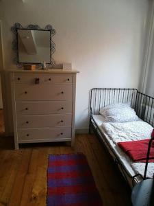 Un pat sau paturi într-o cameră la Ferienwohnung am Nibelungensteig unter der Burg