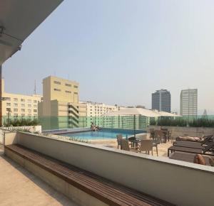 a swimming pool on the roof of a building at Apartamento completo e moderno com ar condicionado e piscina no centro do RIO in Rio de Janeiro