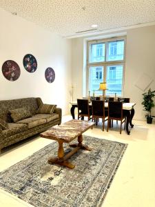 ウィーンにあるOpera apartment 149 m2のソファとテーブルのあるリビングルーム