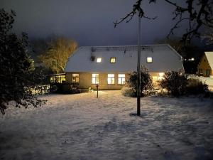 诺德堡Bøgebjerggård的夜晚大雪屋