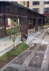 un bâtiment avec un palmier dans la cour dans l'établissement Hanans luxury Homes, à Nairobi
