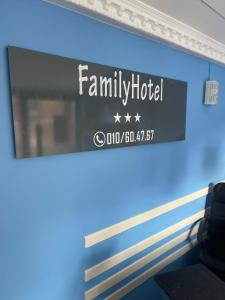 Certificato, attestato, insegna o altro documento esposto da Family Hôtel