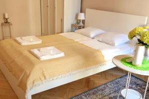 Posteľ alebo postele v izbe v ubytovaní Budapest Palace Apartment - Palace District - Downtown + 11 fotografií