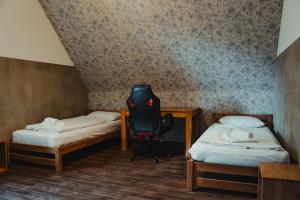 ビーレフェルトにあるFlaty Bielefeld -Apartmentsのベッド2台と椅子が置かれた部屋 +44枚の写真