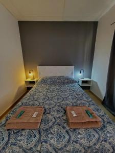 a bedroom with a bed with two wooden plates on it at Güemes 4 in General Roca