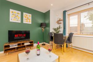 Μια τηλεόραση ή/και κέντρο ψυχαγωγίας στο Central Coventry Flat Free Parking Sleeps 6