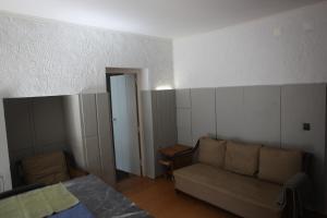 a living room with a couch and a bed at ribeira dos marinheiros amarelo in Sintra