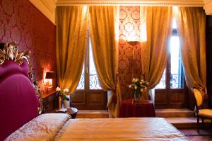 a bedroom with a bed and a window at Bellevue Luxury Rooms - San Marco Luxury in Venice