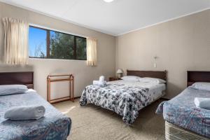 Voodi või voodid majutusasutuse The Treehouse- Whanarua Bay toas