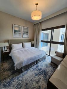 Кровать или кровати в номере Luxurious Apartment at Address Residence Fujairah