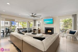 Μια τηλεόραση ή/και κέντρο ψυχαγωγίας στο Luxury Condo, Ocean Views, Rare Rooftop Sundeck