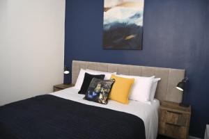 Ένα ή περισσότερα κρεβάτια σε δωμάτιο στο Ashton House by SA Stays