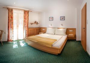 A bed or beds in a room at Gästehaus Erler