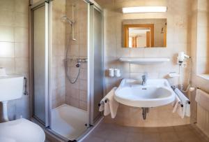 A bathroom at Gästehaus Erler