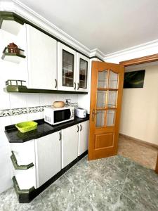 Kuchyňa alebo kuchynka v ubytovaní Moderno y acogedor apartamento para 6 personas + 10 fotografií