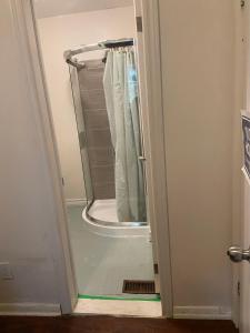トロントにあるBUDGET Triple Room with En Suite Bathroom 36Aのバスルーム(シャワー、ドア付)が備わります。