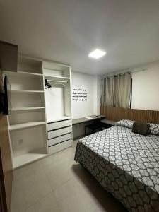 En eller flere senge i et værelse på Condomínio Jardim dos Coqueiros