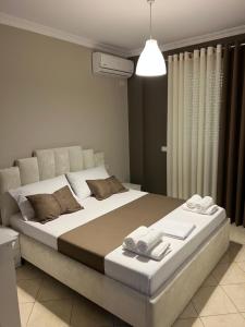 Ένα ή περισσότερα κρεβάτια σε δωμάτιο στο Lake View Apartment Tirana