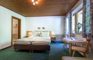 A bed or beds in a room at Gästehaus Erler