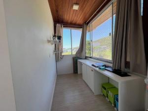 Cette chambre dispose d'un bureau et de fenêtres. dans l'établissement Casa Palmas, à Governador Celso Ramos 12 autres photos