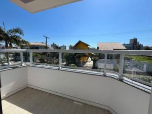d'un balcon avec vue sur une maison. dans l'établissement Casa Palmas, à Governador Celso Ramos