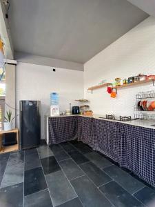 Η κουζίνα ή μικρή κουζίνα στο Tyana Private Room in Batu Bolong 26