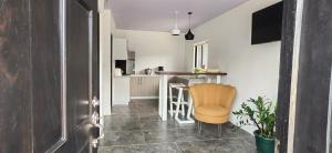 a kitchen with a table and chairs in a room at DEPARTAMENTOs HABY 1 in Paquera
