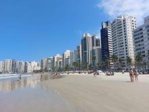 グアルジャにあるApartamento com vista marの高層の海岸群