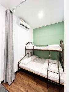 Postel nebo postele na pokoji v ubytování Roxy Sematan Beach Townhouse Deluxe 3 ,5 & 6 + 68 fotografií