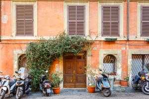 ローマにあるRome as you feel - Selci Apartmentの建物前に停車したスクーター